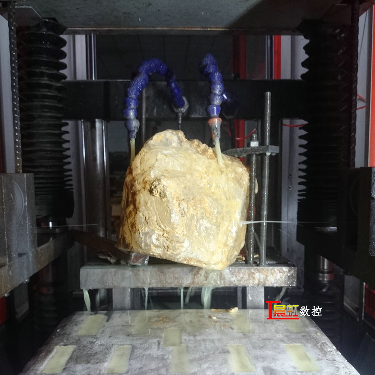 泰州晨虹CHSX5630-XW型數(shù)控金剛石線切割機切割冰洲石
