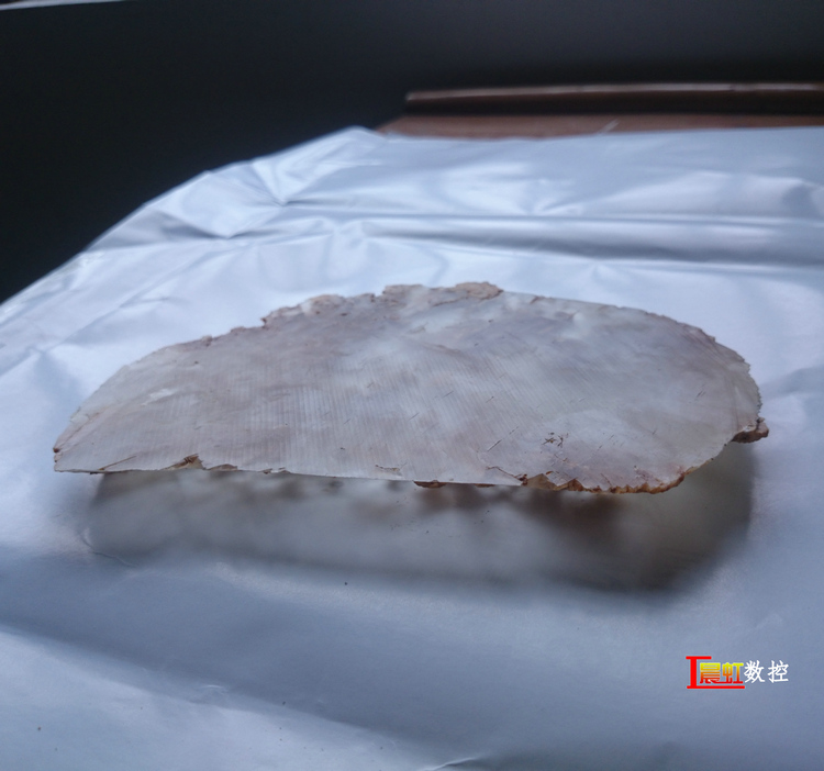 泰州晨虹CHSX5630-XW型數(shù)控金剛石線切割機切割冰洲石1小時40分鐘切完效果

