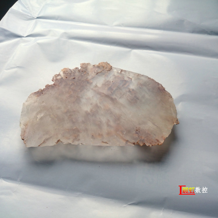 泰州晨虹CHSX5630-XW型數(shù)控金剛石線切割機切割冰洲石1小時40分鐘切完效果

