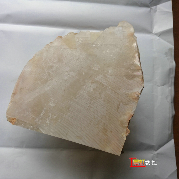 泰州晨虹CHSX5630-XW型數(shù)控金剛石線切割機切割冰洲石1小時切完效果
